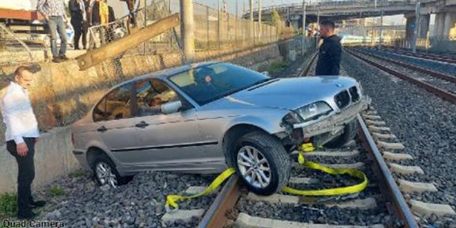 Otomobil rayların üzerine düştü; tren seferleri durdu
