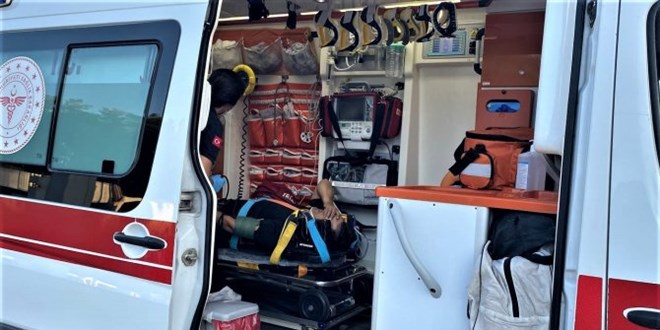 Antalya'da düşen paramotordaki polis memuru ve kızı yaralandı