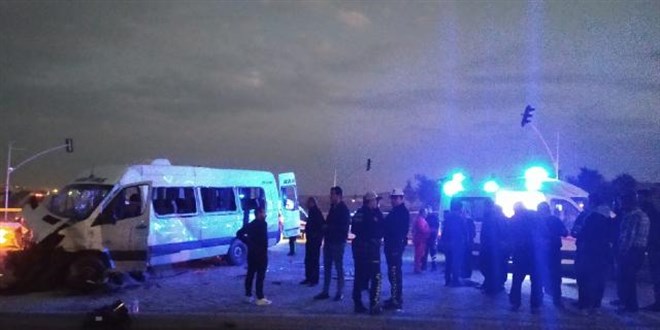Gaziantep'te işçi servisi ile otomobil çarpıştı: 1 ölü, 14 yaralı