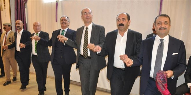 4 bin kişinin katıldığı düğünde Vali de halay çekti