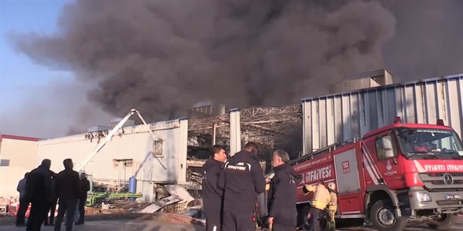 Bursa'da devam eden fabrika yangnyla ilgili hava kirlilii uyars