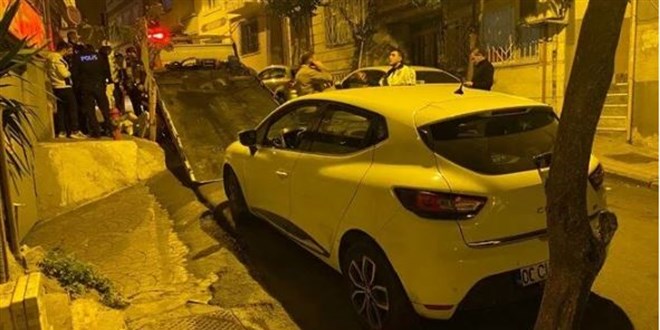Dur ihtarına uymayan sürücü, polisi kaputun üzerinde 400 metre götürdü