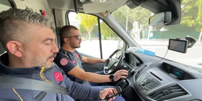 Yamaç paraşütünden açtığı afişle ambulanslara yol istiyor
