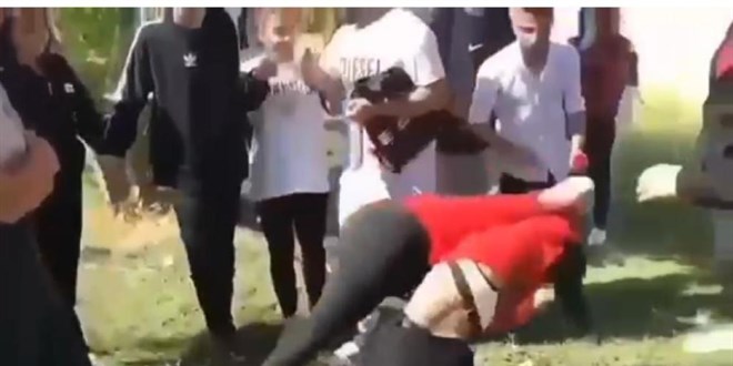 Liseli kızlar yumruk yumruğa kavga etti, arkadaşları gülerek izledi