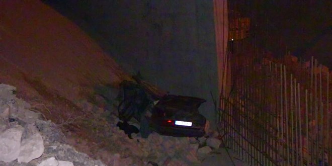 Otomobilin inşaat alanına düşmesi sonucu 4 kişi öldü