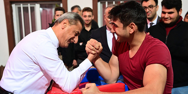 Vali Karaömeroğlu öğrencilerle bilek güreşi yaptı, halay çekti