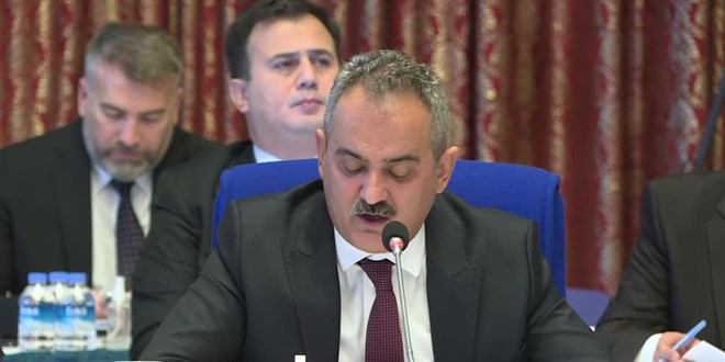 Bakan Özer ile HDP'li Paylan arasında 'bıyık bırakma' tartışması