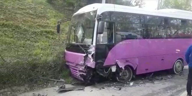 Sakarya'da halk otobüsüyle çarpışan otomobilin sürücüsü öldü