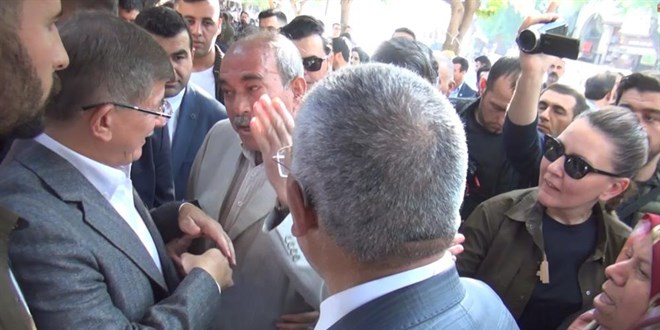 Asker babasından Davutoğlu'na tepki: Askere kurşun sıkanlarla beraber yürüyorsunuz