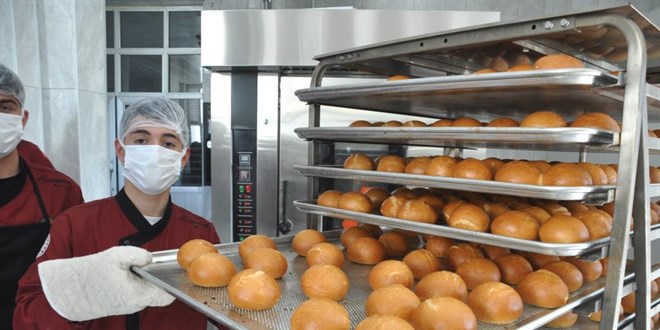 Öğrenciler fırının başına geçti, günlük 15 bin ekmek üretecek