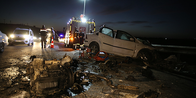 Tırla çarpışan otomobildeki 2 kişi öldü, 1 çocuk yaralandı
