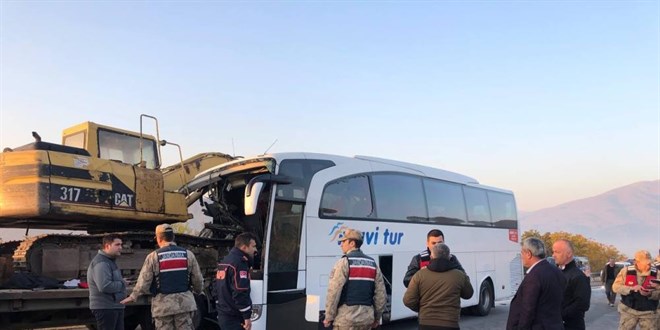 Yolcu otobüsü ile tırın çarpıştığı kazada 3 kişi öldü, 8 kişi yaralandı