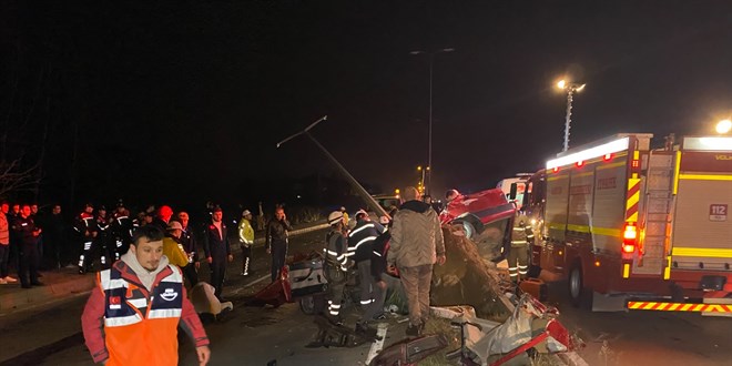 Otomobilin direğe çarpması sonucu 15 yaşındaki sürücü öldü, 3 arkadaşı yaralandı