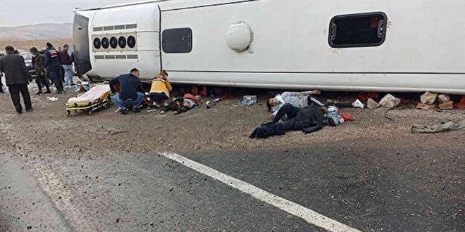 Sivas'ta otob�s devrildi, 2 ki�i �ld�, 20 ki�i yaraland�