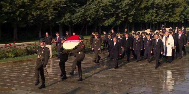 Emniyet Genel Müdürü ve beraberindekiler Anıtkabir'i ziyaret etti