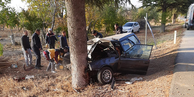 Ağaca çarpan otomobildeki 4 üniversite öğrencisinden biri öldü, 3'ü yaralandı
