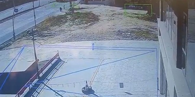 Köpekten kaçtı, otomobil çarptı