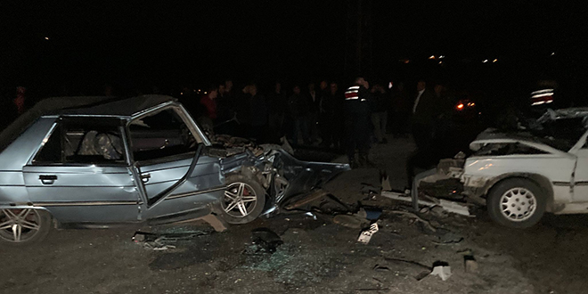 2 otomobilin �arp��t��� kazada 2 ki�i �ld�, 5 ki�i yaraland�