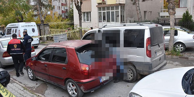 El frenini çekmeyi unuttu, iki aracın arasında sıkışarak can verdi