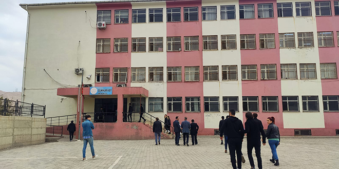 Kopya çeken öğrencinin ağabeyleri, sınıfta öğretmeni darbetti
