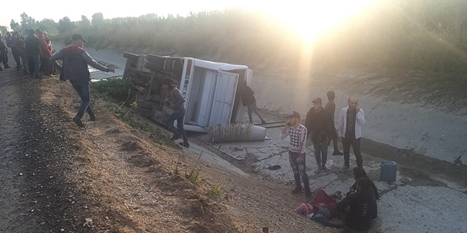Tarım işçilerini taşıyan midibüs kanala devrildi: 12 yaralı