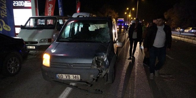 Düğünden çıkanlara ticari araç çarptı: 1 ölü, 1 yaralı