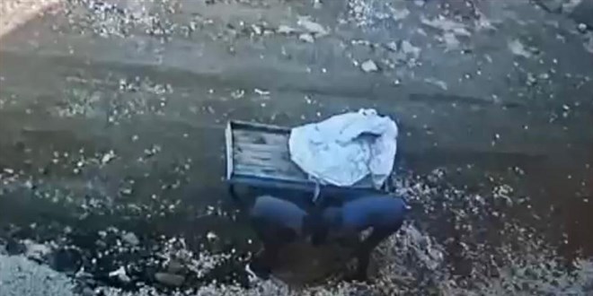 Rögar kapağını çalmak isterken çukura düştü