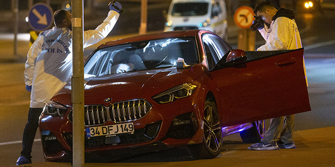 Trafik ışıklarında silahlı saldırıya uğrayan kişi öldü