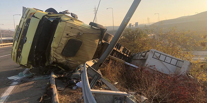 Bursa'da tırın şarampole devrilmesi sonucu 2 kişi öldü
