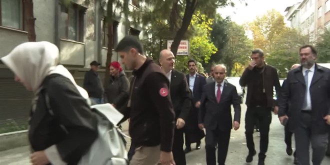 Bakan Soylu'dan, sald�r�da hayat�n� kaybeden anne ile k�z�n ailesine taziye ziyareti