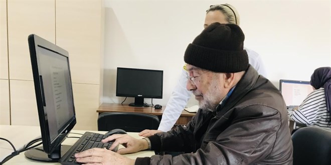 Torunlarıyla bilgisayar oyunu oynamak için 70 yaşında kursa yazıldı
