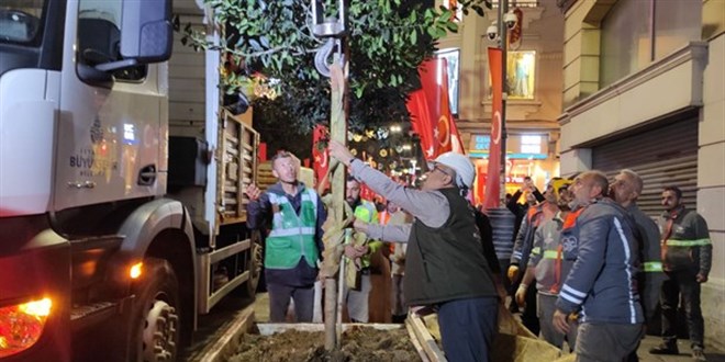 Bombalı saldırı sonrası beton saksılar İstiklal Caddesi'nden kaldırılıyor