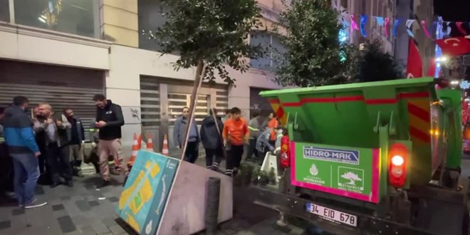 İstiklal Caddesi'ndeki ağaçlar kaldırılıyor