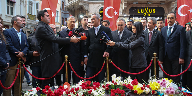Bakan Özer terör saldırısının yaşandığı İstiklal Caddesi'ni ziyaret etti