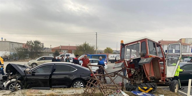 Belediye Başkanının makam aracıyla çarpışan traktörün sürücüsü ağır yaralandı