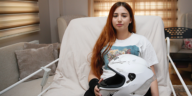 Anneannesinin aldığı kask, genç kızın hayatını kurtardı