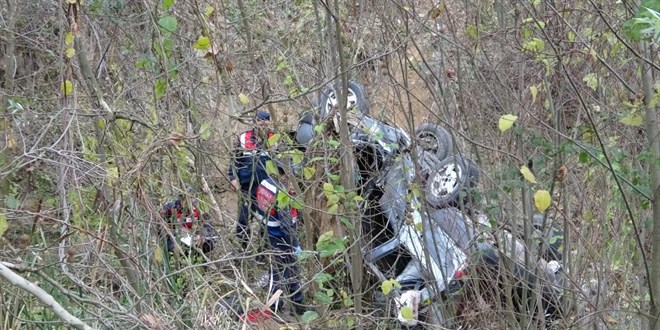 Direksiyonda rahats�zlan�nca kaza yapt�; e�i �ld�, kendisi yaraland�