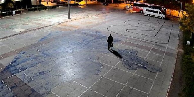 Atatürk Anıtı'na balyozla saldıran şüpheli tutuklandı