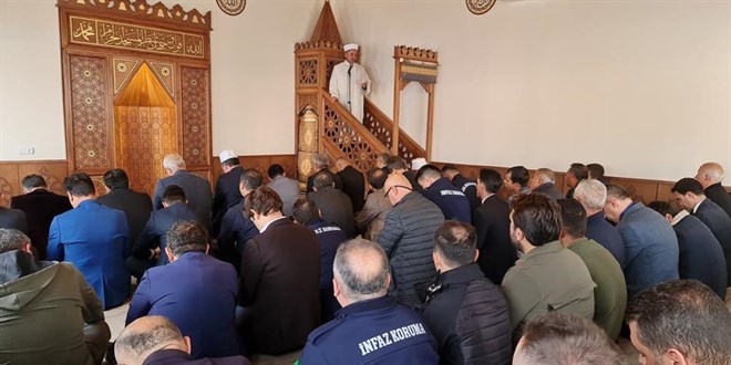 Hükümlüler kendi yaptıkları camide cuma namazını kıldı