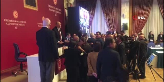 CHP milletvekilleri kürsüyü işgal etti