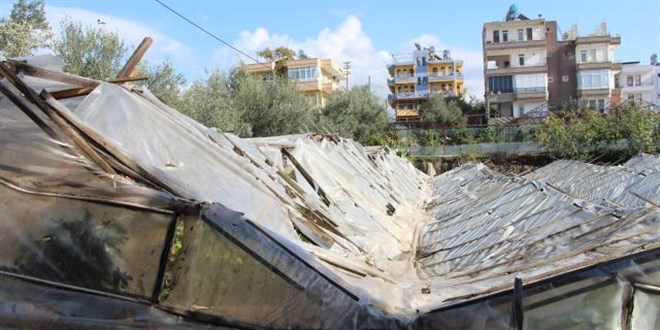 Alanya'da sağanak ve dolu: Seralar hasar gördü