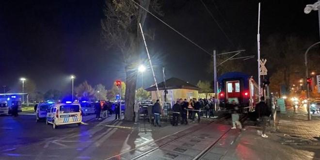 Tren çarpan scooter sürücüsü hayatını kaybetti