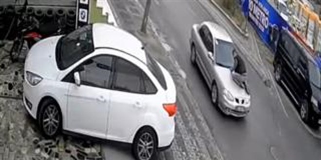 Kaçan sürücüyü kaputa çıkarak durdurmaya çalıştı