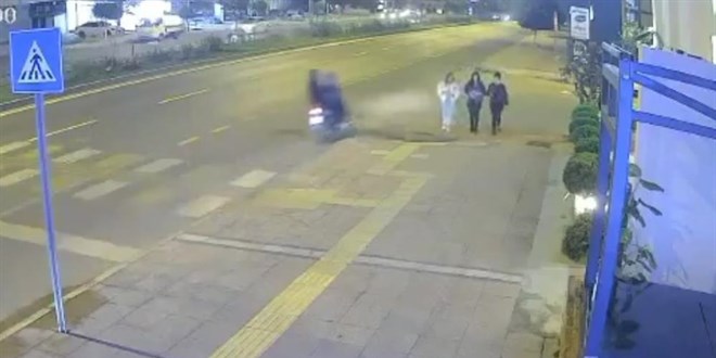 Yolda yürüyen kızların yüzüne yabancı cisim atıp kaçtılar
