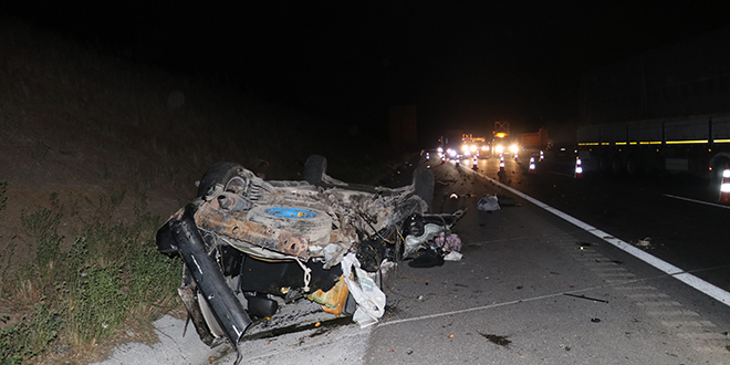 Kocaeli'de t�ra �arpan otomobildeki 3 ki�i �ld�