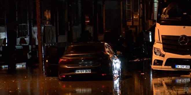 Şiddetli yağış sonrası Esenyurt'ta cadde ve sokakları su bastı