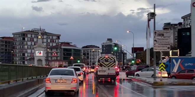 İstanbul'da yer yer etkili olan yağış trafik yoğunluğunu artırıyor