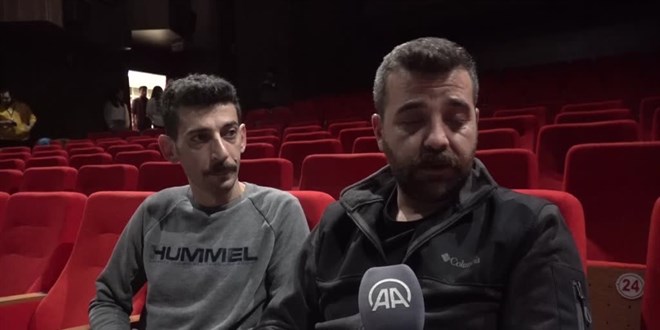 Sahneledikleri tiyatro oyununu trafik kazasında kaybettikleri meslektaşlarına ithaf ettiler