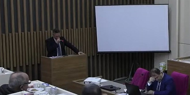 Belediye meclis üyesi kürsüde ağladı