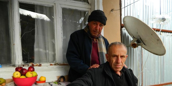 Emekli ��retmenin yetene�i �a��rtt�! Kafas�na vurulan elmalar�n cinsini biliyor